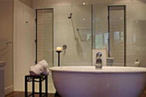 South Mission Beach的住宿－Zama - Wongaling Beach - Beachfront Townhouse，大型浴室设有浴缸和淋浴。