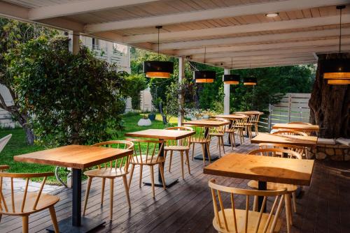 een rij tafels en stoelen op een patio bij ELEŌNAS bohotel in Kavos