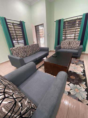 salon z kanapami i stolikiem kawowym w obiekcie Bauk View Homestay w mieście Batu Lima