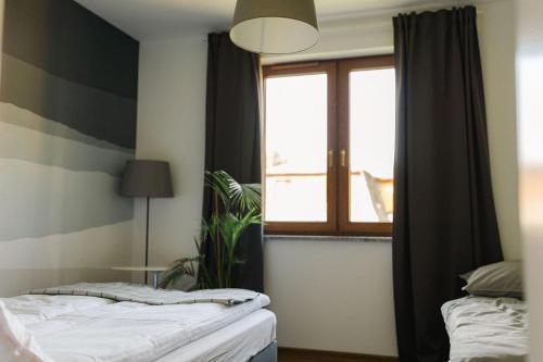 1 dormitorio con cama y ventana en Villa Monica Apartamenty, en Szczyrk