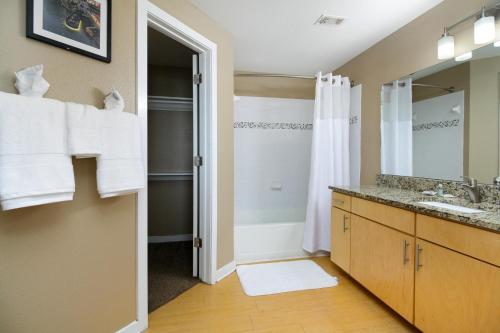 y baño con lavabo y ducha. en Private 2BR APT Downtown By RiverWalk en San Antonio