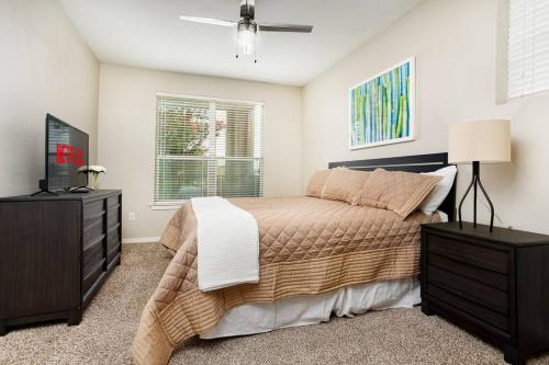 una camera con letto, cassettiera e televisore di Private 2BR APT Downtown By RiverWalk a San Antonio