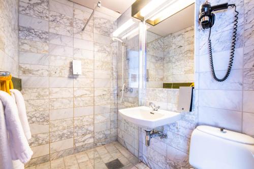 łazienka z umywalką i toaletą w obiekcie Bø Hotel w mieście Bø