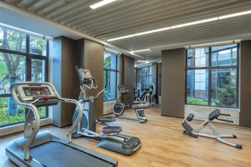 The fitness centre and/or fitness facilities at voco Xiong'An