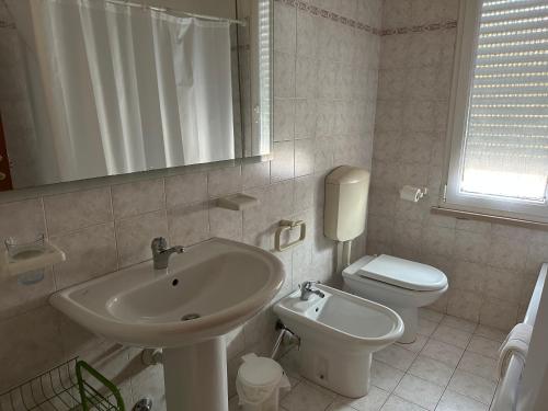 維洛納的住宿－Casa Bauli，白色的浴室设有水槽和卫生间。