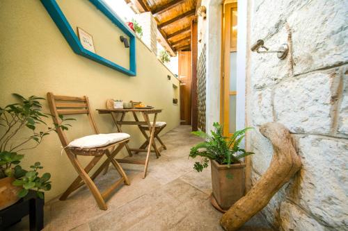 un couloir avec une table et des chaises dans un bâtiment dans l'établissement Hidden Luxury Residence 2BR with terrace, à Split