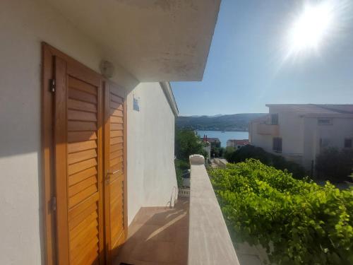 Studio-app Iva, balcony with sea view - 50 m from beach