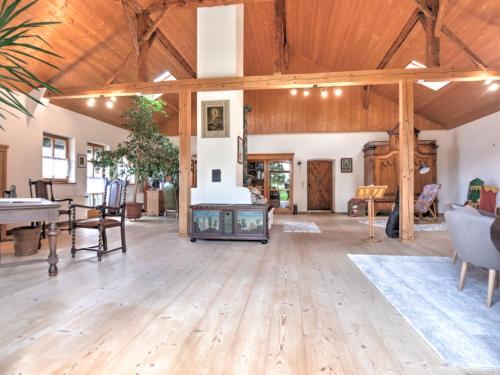 una sala de estar de planta abierta con techos de madera y mesa de billar. en 400qm bayerische VILLA 2500qm uneinsehbarer Garten in beliebter Urlaubsregion, en Freyung