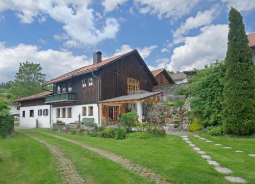 ein großes Holzhaus mit einem Rasenhof in der Unterkunft 400qm bayerische VILLA 2500qm uneinsehbarer Garten in beliebter Urlaubsregion in Freyung
