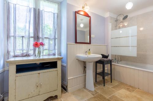 y baño con lavabo y espejo. en The cottage at Les Chouettes Tremolat, en Trémolat