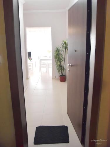 eine Tür, die zu einem Flur mit einem Esszimmer führt in der Unterkunft Maria's Central Renovated Suites 2 in Alexandroupoli
