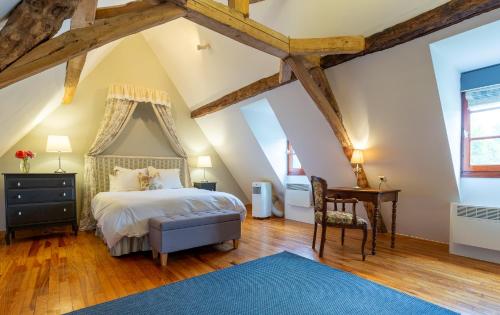 A bed or beds in a room at The cottage at Les Chouettes Tremolat