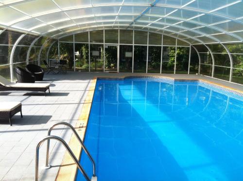 Bazén v ubytování Corse Lawn House Hotel nebo v jeho okolí