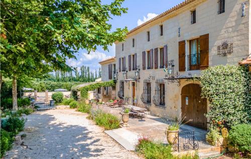 an old house with a garden in front of it at Lovely Home In Vallabregues in Vallabrègues