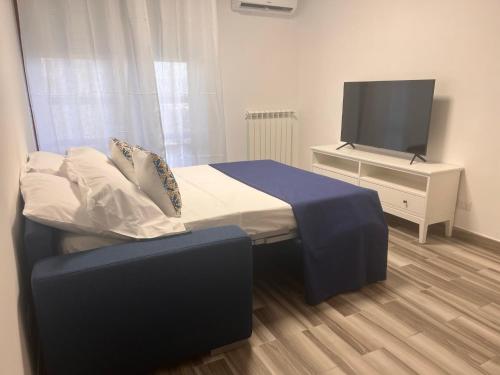 ナポリにあるCity Home 77のベッドルーム(ベッド1台、薄型テレビ付)