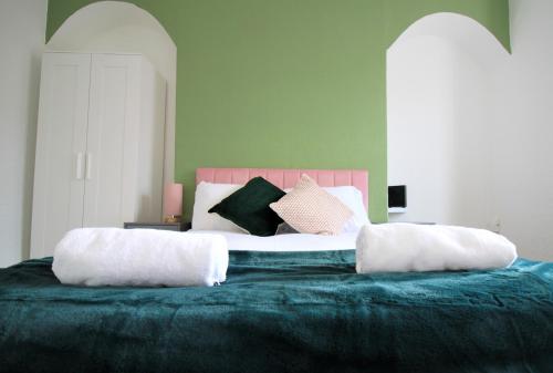 Postel nebo postele na pokoji v ubytování Westbourne - Spacious 4 bed flat with free parking
