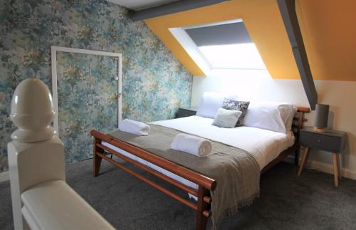 een slaapkamer met een bed, een raam en een stoel bij Westbourne - Spacious 4 bed flat with free parking in Gateshead