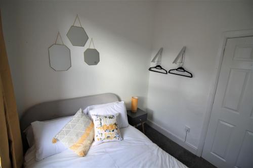 Postel nebo postele na pokoji v ubytování Westbourne - Spacious 4 bed flat with free parking