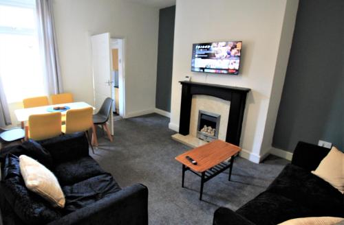 TV a/nebo společenská místnost v ubytování Westbourne - Spacious 4 bed flat with free parking