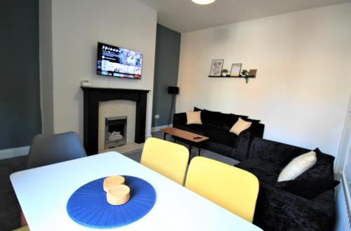 Posezení v ubytování Westbourne - Spacious 4 bed flat with free parking