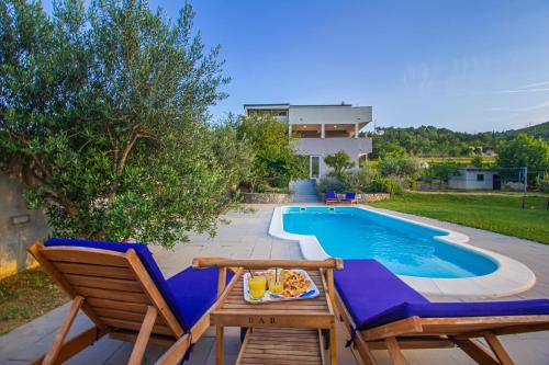 Villa Ume - heated pool, sauna, volleyball court