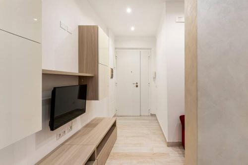 Televisyen dan/atau pusat hiburan di First Floor Apartment