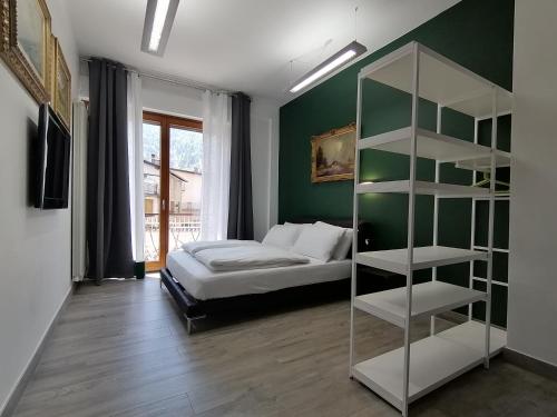 - une chambre avec un lit et une étagère dans l'établissement Casa Santa Maria 4, à Edolo