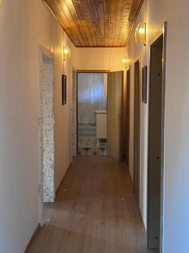 przedpokój pokoju z drewnianą podłogą i sufitem w obiekcie Villa SeaWiev w mieście Risan