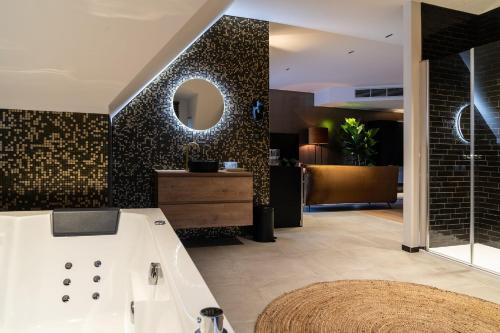 La salle de bains est pourvue d'un lavabo et d'un miroir mural. dans l'établissement Hotel de Boskar Houthalen, à Aan de Wolfsberg