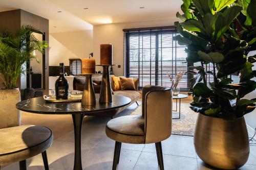 ein Wohnzimmer mit einem Tisch und einigen Pflanzen in der Unterkunft Hotel de Boskar Houthalen in Aan de Wolfsberg