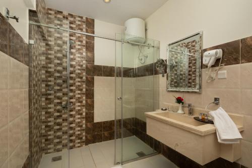 a bathroom with a sink and a glass shower at Boudl Wadi Al Dawasir in Wadi Al Dawasir
