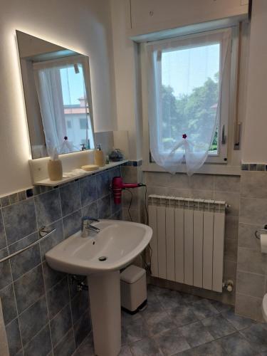 een badkamer met een wastafel en een spiegel bij A CASA DI CLARA 