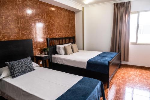 Habitación de hotel con 2 camas y sofá en Hotel Adonis Capital, en Santa Cruz de Tenerife