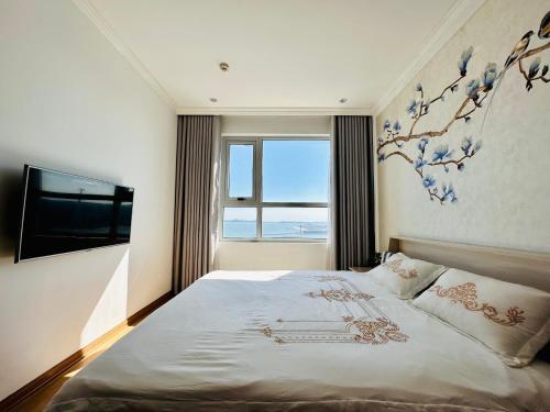Un dormitorio con una cama grande y una ventana en Hoa Homestay Hạ Long 2909 en Ha Long