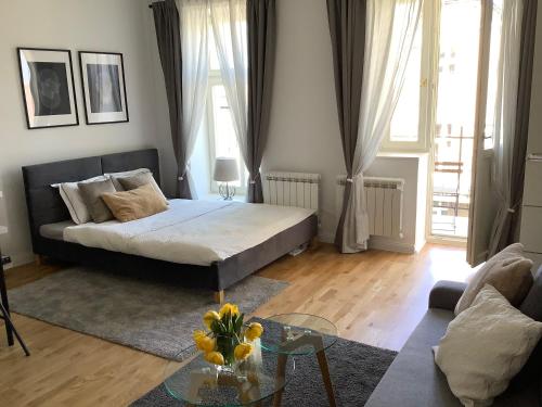 NOVÝ apartmán v centru města s balkónem