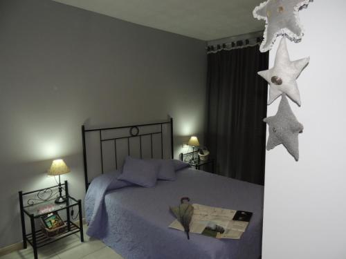 a bedroom with a bed with stars on the wall at Hostal Can Massot in Anglés