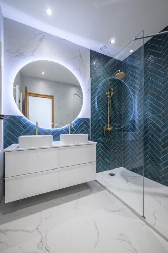 une salle de bain avec deux lavabos et un miroir dans l'établissement Le Walesa, magnifique 3P, spacieux et rénové, Port de Nice, à Nice