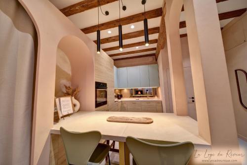 a kitchen and dining room with a table and chairs at La Loge du Rêveur - Spa - Vieux-Lyon in Lyon