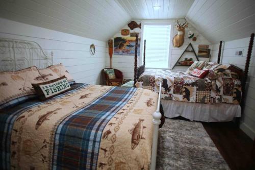 una camera con due letti in mansarda di NEW Hilltop Cabin 35 min South of Nashville a Columbia