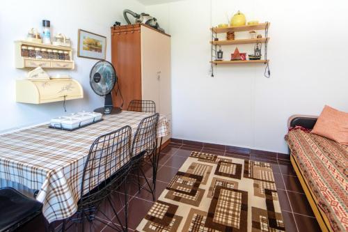 una camera con tavolo e scacchiera sul pavimento di Vacation Flat w Pool Garden Patio BBQ in Mugla a Muğla