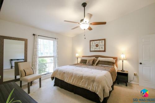 1 dormitorio con 1 cama y ventilador de techo en The Red Fox en Savannah