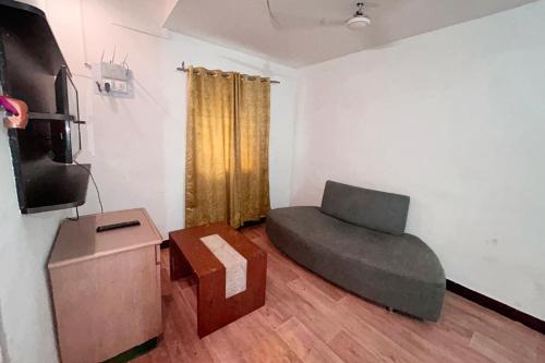 卡蘭古特的住宿－Goa Divine Candolim，带沙发和电视的小客厅