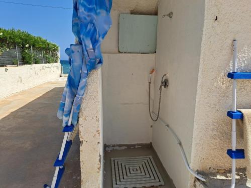 a room with a shower with blue umbrellas at Villino Relax in Portopalo