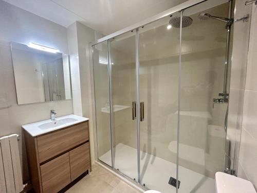 y baño con ducha y lavamanos. en Apartament comfortable amb vistes i cèntric by RURAL D'ÀNEU, en Esterri d'Àneu