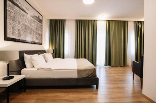 Habitación de hotel con cama y algunas ventanas en Citadel Narikala Hotel en Tiflis