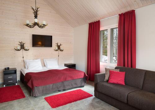 1 dormitorio con 1 cama y 1 sofá en Santa Claus Holiday Village, en Rovaniemi