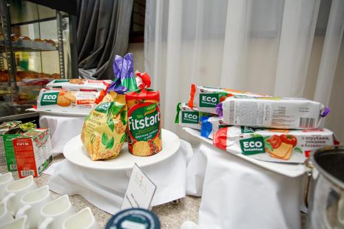 twee witte toiletten met etensresten erop bij Ichan Qal'a Premium Class Hotel in Tasjkent