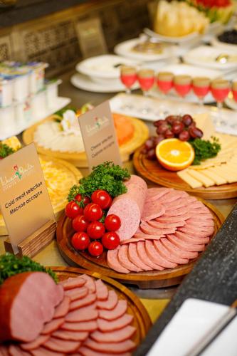 een weergave van verschillende soorten vlees en groenten bij Ichan Qal'a Premium Class Hotel in Tasjkent