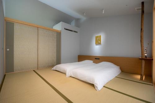 Ein Bett oder Betten in einem Zimmer der Unterkunft Naoshima Ryokan Roka