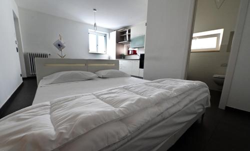 Una cama o camas en una habitación de Le case di Emma